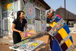Treffen von Esther Mahlangu und BMW Group Ingenieurin Stella Clarke in Esther Mahlangus Homestead in Mapoch
