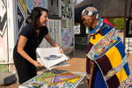Treffen von Esther Mahlangu und BMW Group Ingenieurin Stella Clarke in Esther Mahlangus Homestead in Mapoch