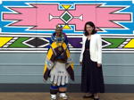 Treffen von Esther Mahlangu und BMW Group Ingenieurin Stella Clarke anlässlich der Eröffnung von Esther Mahlangus erster Retrospektive in Kapstadt. Foto: Clint Strydom