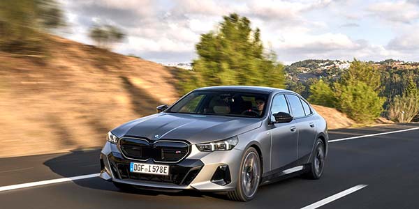 Der BMW i5 M60 xDrive - Fahraufnahme