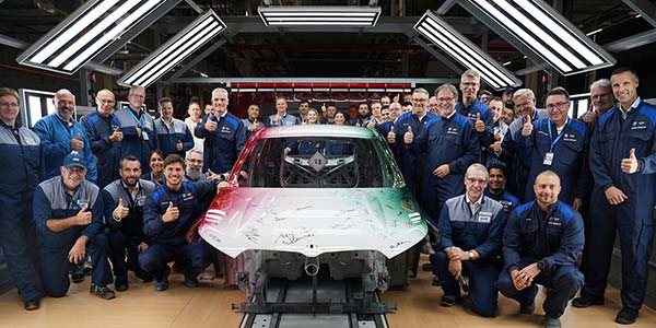 Mitarbeitenden der neuen Lackiererei im Werk Debrecen mit der ersten lackierten Karosserie. Die Bef�higung der Anlage erfolgt mit BMW iX1 Karosserien.