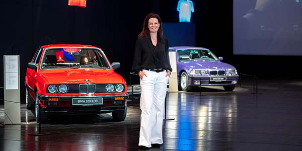Sandra Wittemer (Leiterin BMW Welt) in der Jubiläumsausstellungen zu 50 Jahre BMW 3er im Auditorium der BMW Welt, 2. bis 31. August 2025.