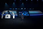 BMW Pressekonferenz CES 2025: Frank Weber, Entwicklungsvorstand der BMW AG, und das BMW Panoramic iDrive auf der CES 2025.