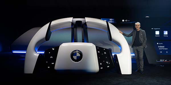 Adrian van Hooydonk, Leiter BMW Group Design, und das BMW Panoramic iDrive auf der CES 2025.
