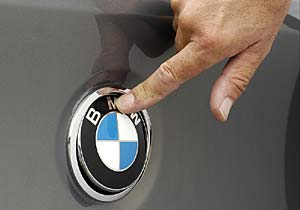 Kofferraumschloß unter dem BMW-Emblem