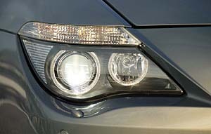 Scheinwerfer mit adaptiven Kurvenlicht im BMW 6er Cabrio