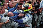 Ralf Schumacher feiert mit seinem Team