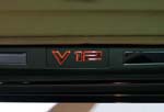 beleuchtetes V12-Schild als Einstiegsleiste im BMW 760Li