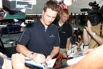 Ralf Schumacher gibt Autogramme auf der IAA 2003 in Franfurt