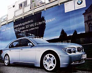 Werbeplakat fr den BMW 760i/Li auf der IFA 2003 in Berlin