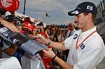 Ralf Schumacher gibt Autogramme