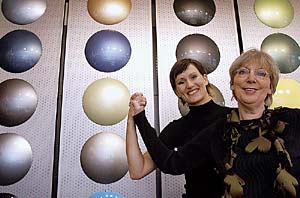 Michaela Finkenzeller (l.) und Renate Weber (r.), Color Designer der BASF Coatings