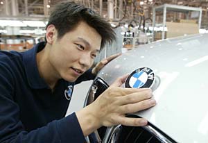 BMW Brilliance Jointventure Shenyang, China, Montage BMW Logo