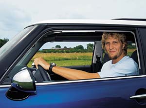 Dirk Nowitzki mit einem MINI Cooper S