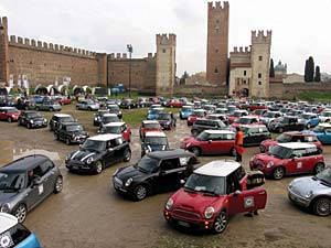 Raduno MINI 2004 - MINI am Castello di Villafranca 