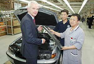 Helmut Panke im Werk Shenyang des Jointventures BMW Brilliance Automotive