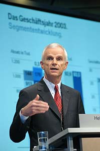 BMW Vorstandsvorsitzender Dr. Hemlut Panke bei der Bilanzpressekonferenz 2004