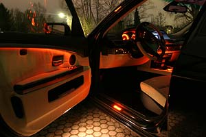 rotes Innenraumlicht auch in den Türen des BMW 760Li Individual