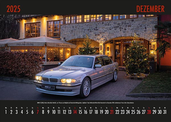 7-forum.com Kalender 2025, Dezember Blatt - erstmals passend mit zwei Weihnachtsbäumen im Hintergrund. Es zeigt den BMW L7 (E38) von 7-forum.com Mitglied und Stammtisch-Mitbegründer 'Highliner' beim Weihnachts-Rhein-Ruhr-Stammtisch im Dezember 2024