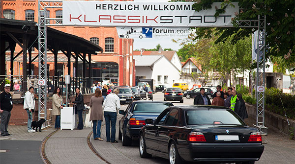 an der Einfahrt zur Klassikstadt Frankfurt bekamen die 7er-Fahrer ihr Einfahrtsgeschenk