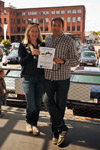 7-forum.com Jahrestreffen 2013: Dirk ('730i V8') mit Frau, Gewinner des Tombola Hauptpreises, einem ZF Automatik Getriebeöl Wechsel