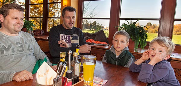 Zwei Väter mit ihren Söhnen beim Rhein-Ruhr-Stammtisch im November 2015 im Café del Sol in Castrop-Rauxel