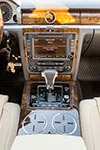 VW Phaeton 3.0 TDI, Mittelkonsole mit Bordbildschirm und Analoguhr, Holz: Pappelmaser