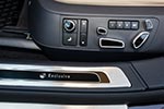 VW Phaeton 3.0 TDI mit Comfort Sitzen vorn mit 18-Wege-Einstellung sowie Massagefunktion und Belüftung, hier: Tasten für Sitzverstellung am Sitz