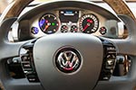 VW Phaeton 3.0 TDI, Lenkrad mit verchromten VW-Logo und hochglänzenden Tasten