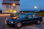 BMW 7er Parkplatz vor dem Förderturm in Bönen am Abend