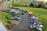 Blick vom Jahrestreffenhotel auf den Parkplatz mit parkenden 7ern