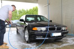 vor dem Jahrestreffen wäscht Holger ('Bravy') noch seinen BMW 740i (E38)