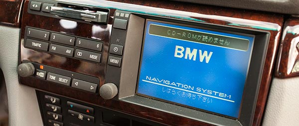 BMW 740i (E38), Navigationssystem in japanischen Schriftzeichen, ansonsten zeigt das Menü die deutsche Sprache