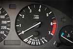 BMW L7 (E38), Japan-Import mit Verbrauchsanzeige in km je Liter