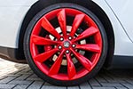 rot folierte 21 Zoll Räder auf dem Tesla P85