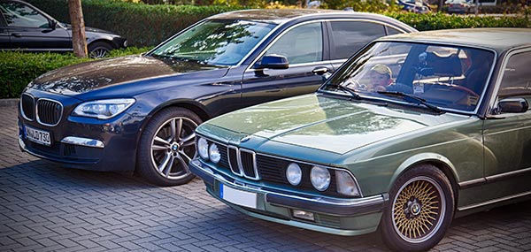 Jüngstes und ältestes 7er-Modell des Tages nebeneinander: der BMW 730Ld (F02 LCI) von Christian ('Christian') und der BMW 735i (E23) von Michal ('bmwe23').