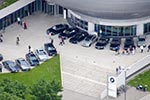 Blick auf die BMW Museumskuppel und die von Jahrestreffen-Teilnehmern geparkten 7er-BMWs