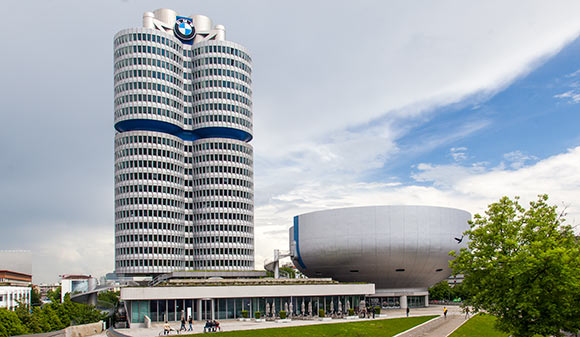 BMW Museum mit seiner denkmalgeschützten Kuppel, vor dem BMW Hochhaus 

