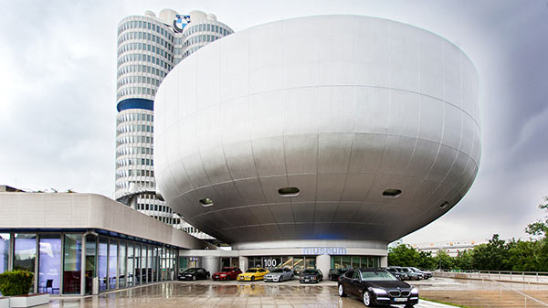 BMW Museumskuppel und BMW Hochhaus. Davor BMWs eines italienisches BMW Clubs.