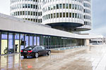 BMW 730Ld (F02) vor BMW Museum und BMW Konzernzentrale