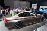 Die BMW M Studio Gäste schauen sich einen ausgestellten BMW M5 an.