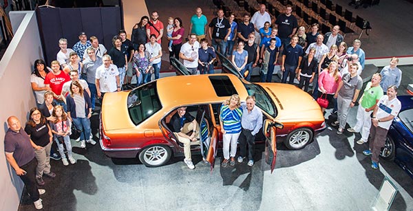 Teilnehmer Gruppenfoto (Gruppe 2) am BMW L7 designed von Karl Lagerfeld