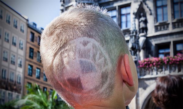 Dominik, Sohn von Michal ('bmwe23') kam mit ins Haar eingefärbtem bzw. einrasierten BMW Logo zur Stadtbesichtigung