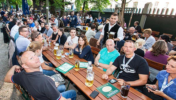 Rund 100 Teilnehmer saßen zusammen im Augustiner Keller Biergarten in München.