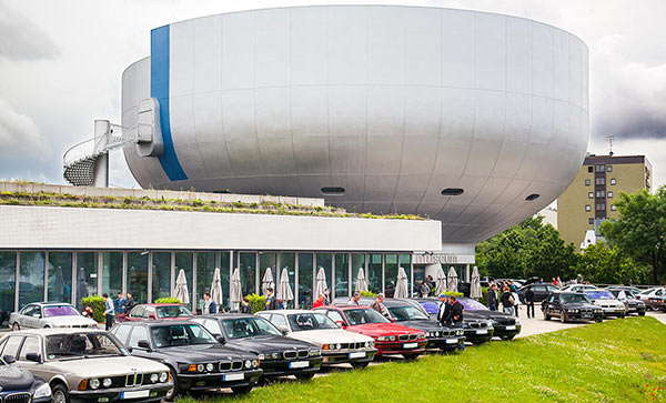 BMW 7er-Reihe vor dem BMW Museum in München beim 7-forum.com Jahrestreffen 2016.
