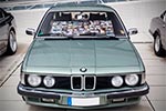 7-forum.com Jahrestreffen 2016: BMW 735i (E23, Bj. 1985) mit Foto-Collage in der Windschutzscheibe von früheren Veranstaltungen.
