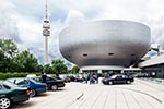 7-forum.com Jahrestreffen 2016: BMW 7er-Reihe hinter dem BMW Museum und Olympiaturm.