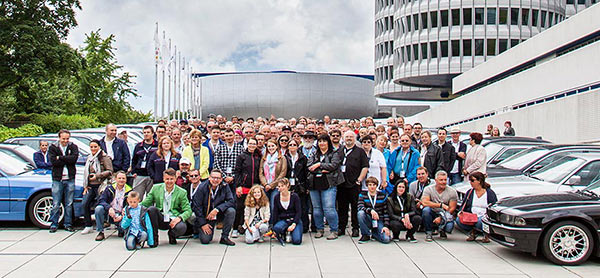 Gruppenfoto der Teilnehmer auf der Rampe zum BMW Vierzylinder und BMW Museum.
