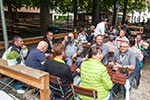 7-forum.com Jahrestreffen 2016, Ausfahrt zum Schloß Schleißheim: die Teinehmer stärken sich im Biergarten