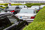 Parken am BMW Gelände in Dingolfing. In der Mitte der BMW 750i (E38) von Hessen-Stammtisch-Organisator Andreas ('Andimp3').